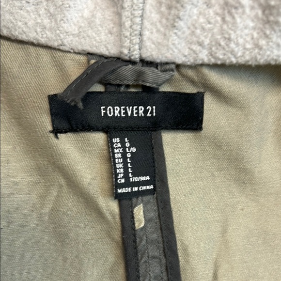 🎉HP🎉 Forever 21 Camo Utility Jacket with Grey Sleeves - Picture 6 of 6